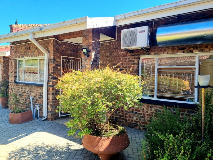 2 Bedroom Property for Sale in Belgravia Northern Cape